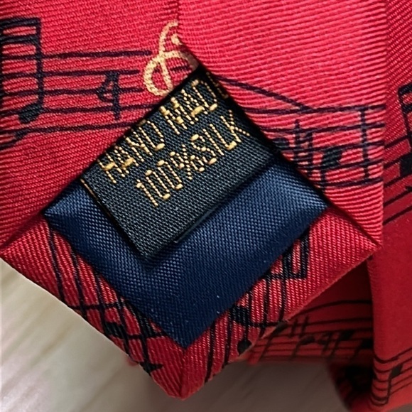 NWT SHEET MUSIC Red 100% Silk Tie By Alynn Neckwear - Picture 4 of 9
